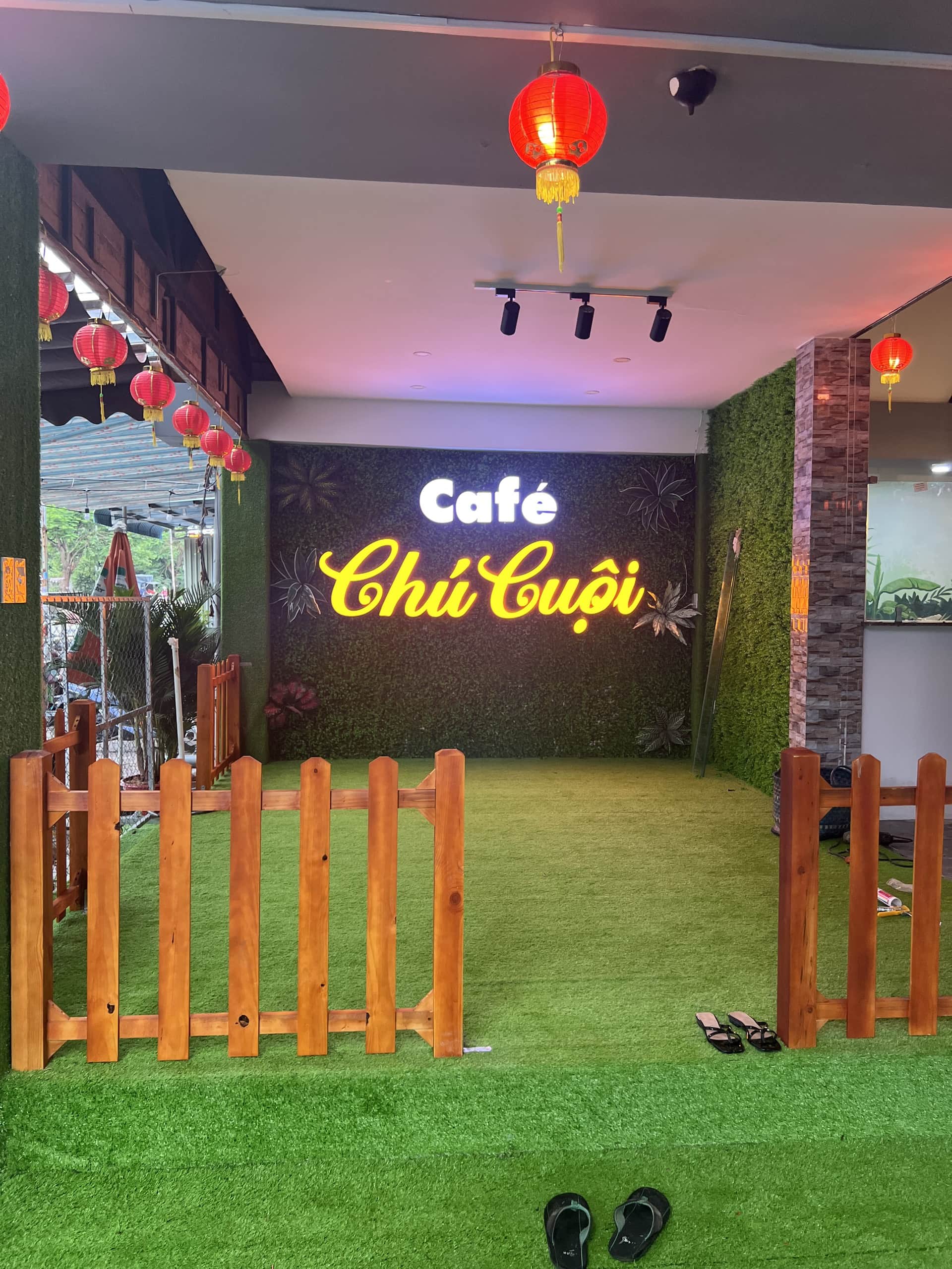 Cỏ nhân tạo trang trí tường quán cafe