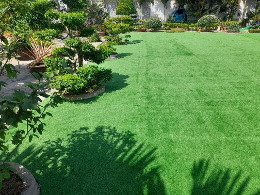 kinh-nghiem-mua-co-nhan-tao-san-vuon-1.