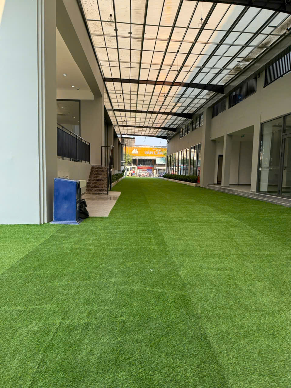 Ứng dụng nguyên tắc thi công nền và lắp đặt cỏ nhân tạo đúng chuẩn cho sân vườn bền đẹp