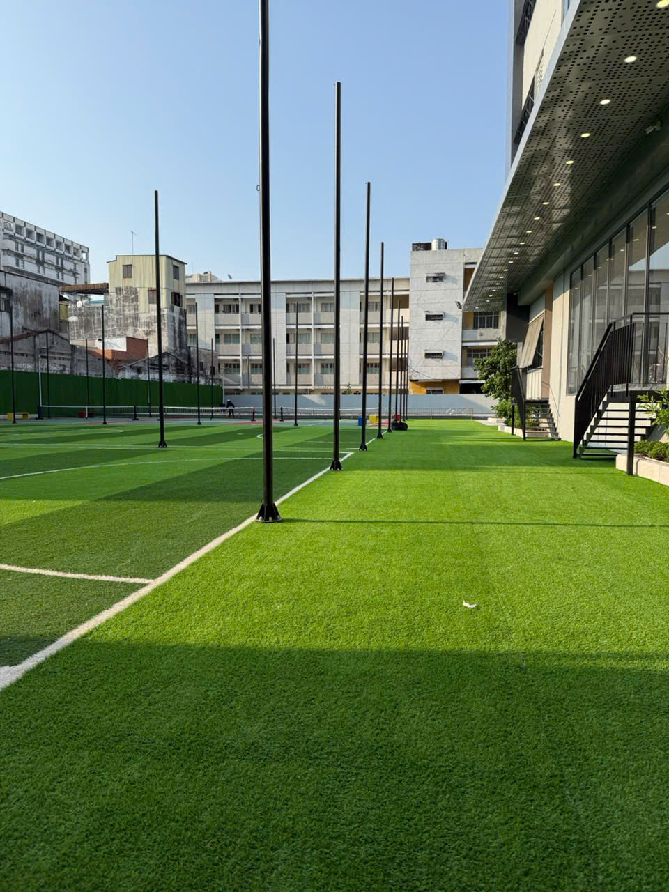 Việc lựa chọn loại cỏ nhân tạo phù hợp với từng khu vực sử dụng đóng vai trò quan trọng trong việc đảm bảo hiệu quả thẩm mỹ và độ bền lâu dài