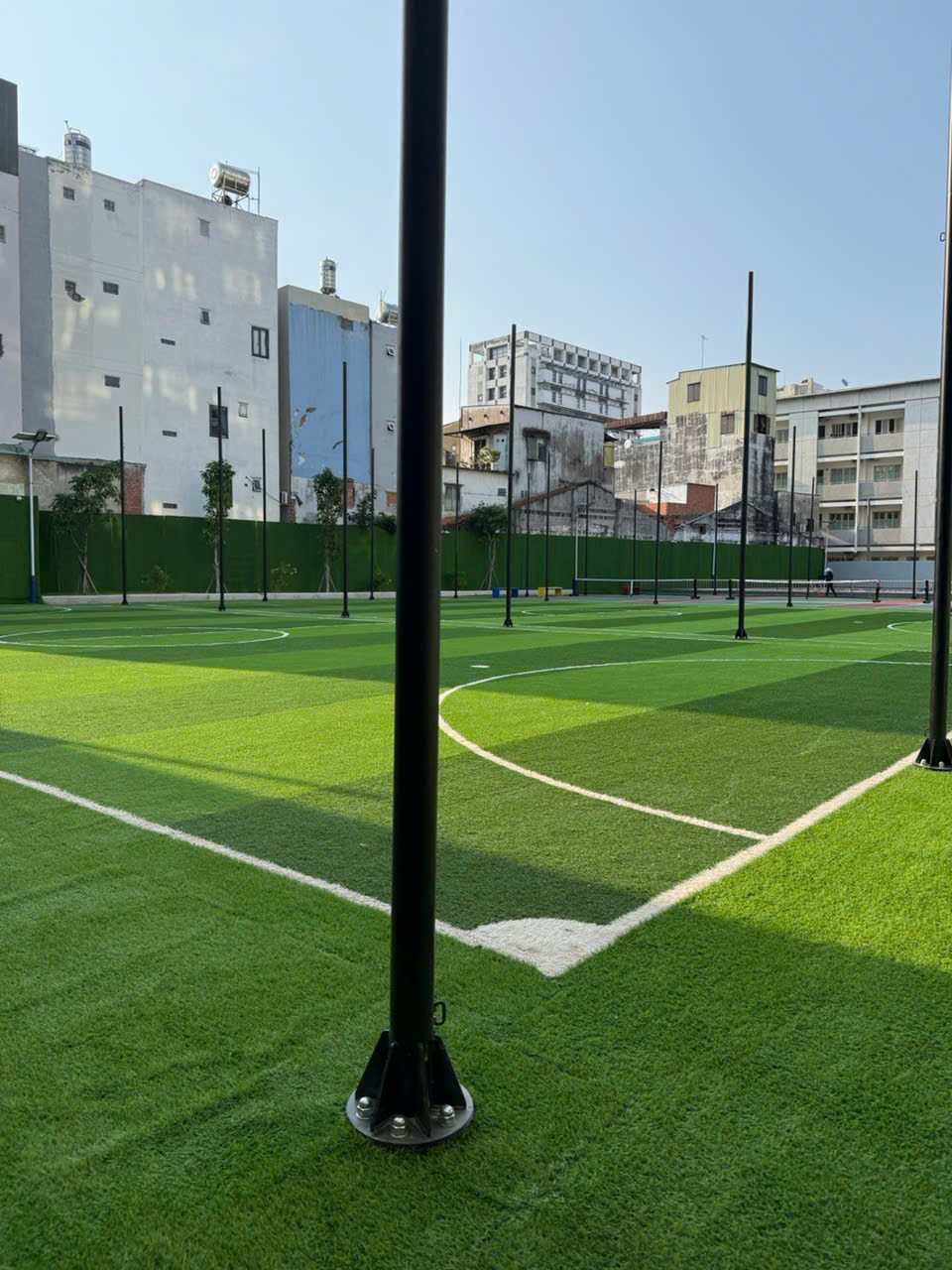 Nền móng vững chắc là điều kiện tiên quyết để thi công cỏ nhân tạo đạt chuẩn