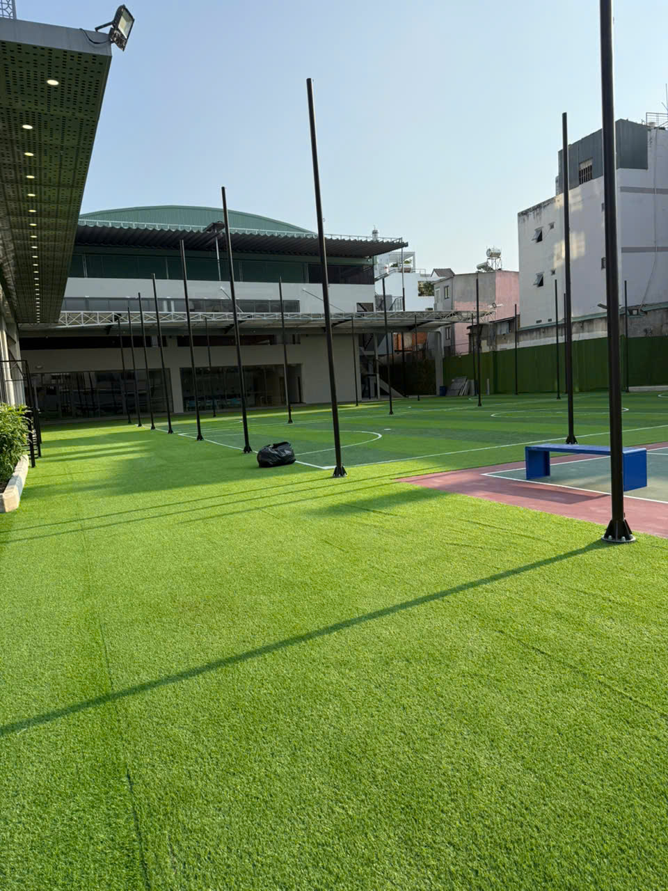 Thi Công Nền Nhiều Lớp Giúp Thoát Nước Hiệu Quả & Tăng Độ Bền Cỏ Nhân Tạo