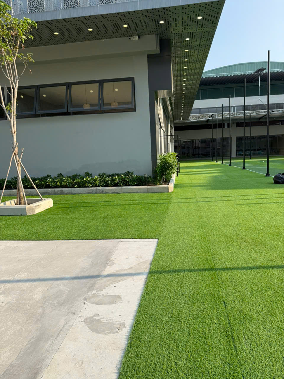 Việc trải cỏ đúng kỹ thuật giúp bề mặt sân vườn trở nên liền mạch, tự nhiên và hài hòa hơn