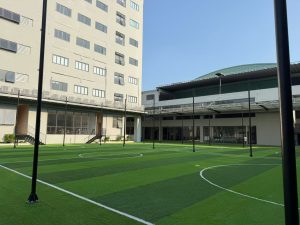 Kỹ thuật cố định và ép chặt các mép cỏ giúp hạn chế bong tróc và nâng cao độ bền trong quá trình sử dụng