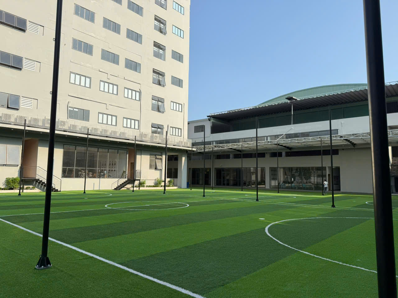 Kỹ thuật cố định và ép chặt các mép cỏ giúp hạn chế bong tróc và nâng cao độ bền trong quá trình sử dụng