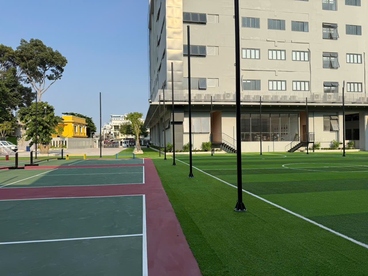 Việc vệ sinh và kiểm tra định kỳ giúp bề mặt cỏ luôn sạch sẽ, ổn định và sử dụng hiệu quả lâu dài