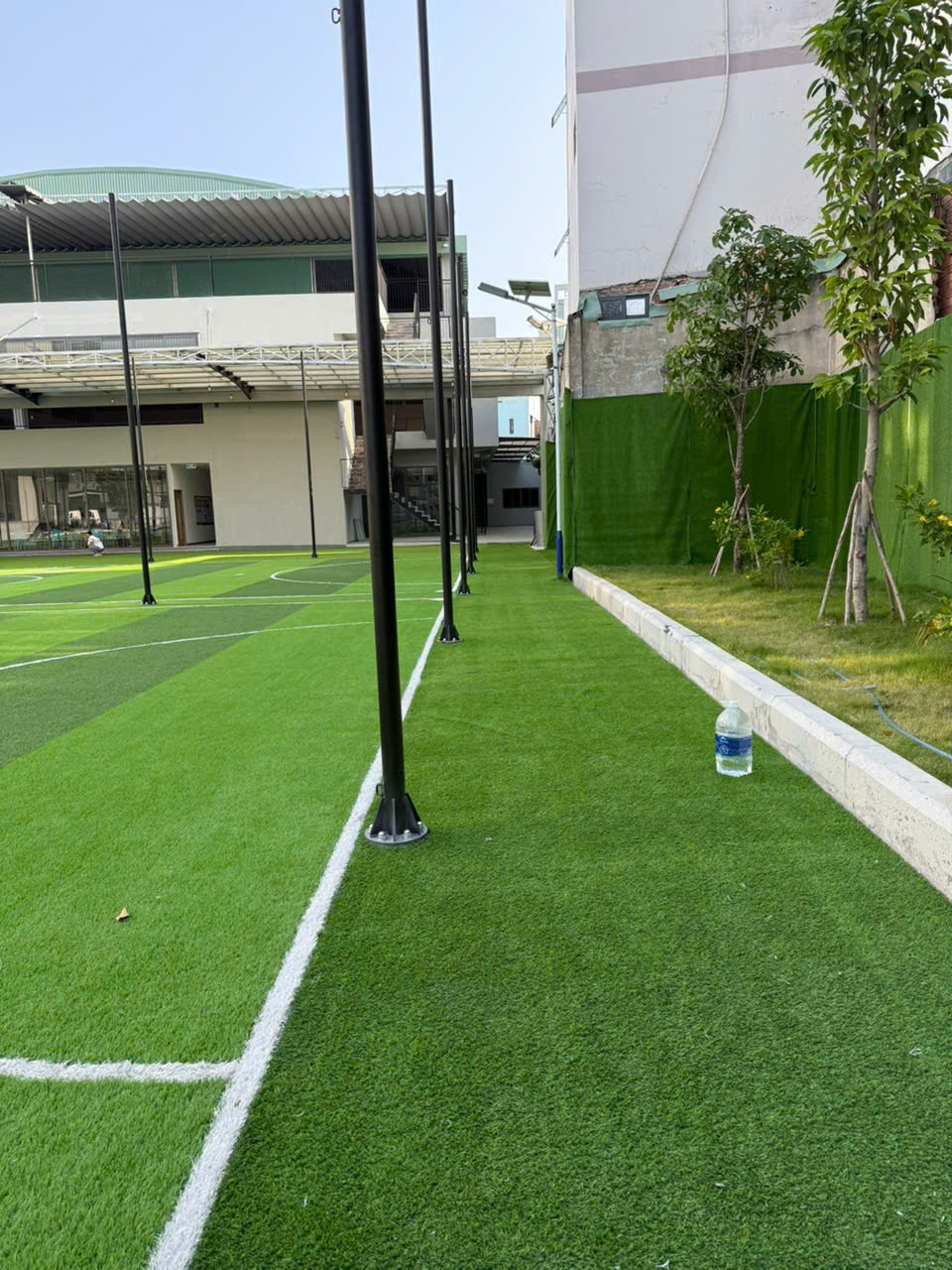 Việc thi công sai kỹ thuật và bỏ qua các bước quan trọng sẽ làm giảm độ bền và tính thẩm mỹ của cỏ nhân tạo