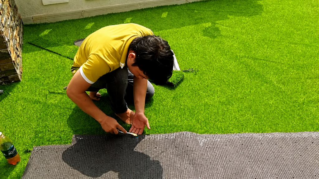 Cắt và quét keo mép thảm cỏ nhân tạo