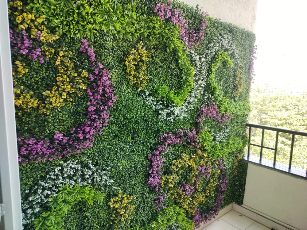 Mẫu tường hoa kết hợp thảm lá xanh lãng mạn