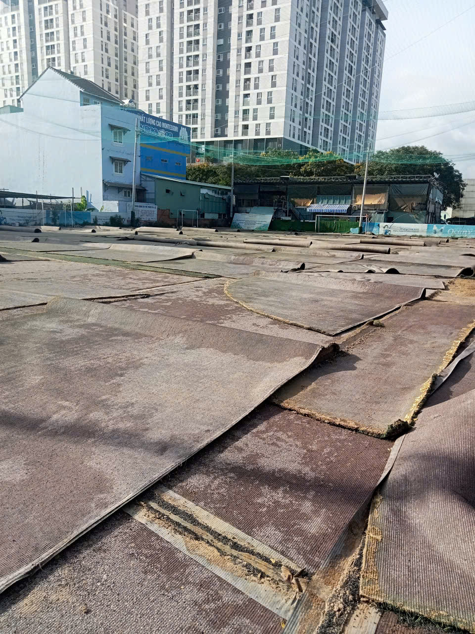 Lý do cần thay mới cho sân bóng nhân tạo cũ